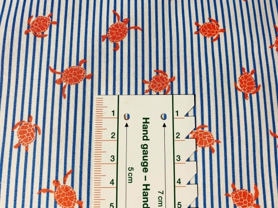 Baumwolle Webware blaue Streifen mit rote Schildkröten Maritim