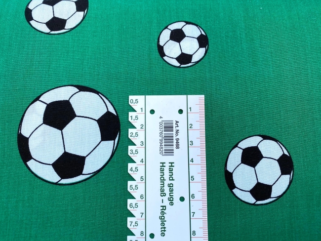 Baumwolle Webware 4 unterschiedlich große Fußball auf grün