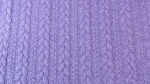 Kuscheliger Strickstoff mit Zopfmuster Jacquard Zopf - dunkel violett Farbnr. 445